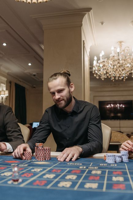 Slots, Poker, and the Real Math Behind iGaming in 2025