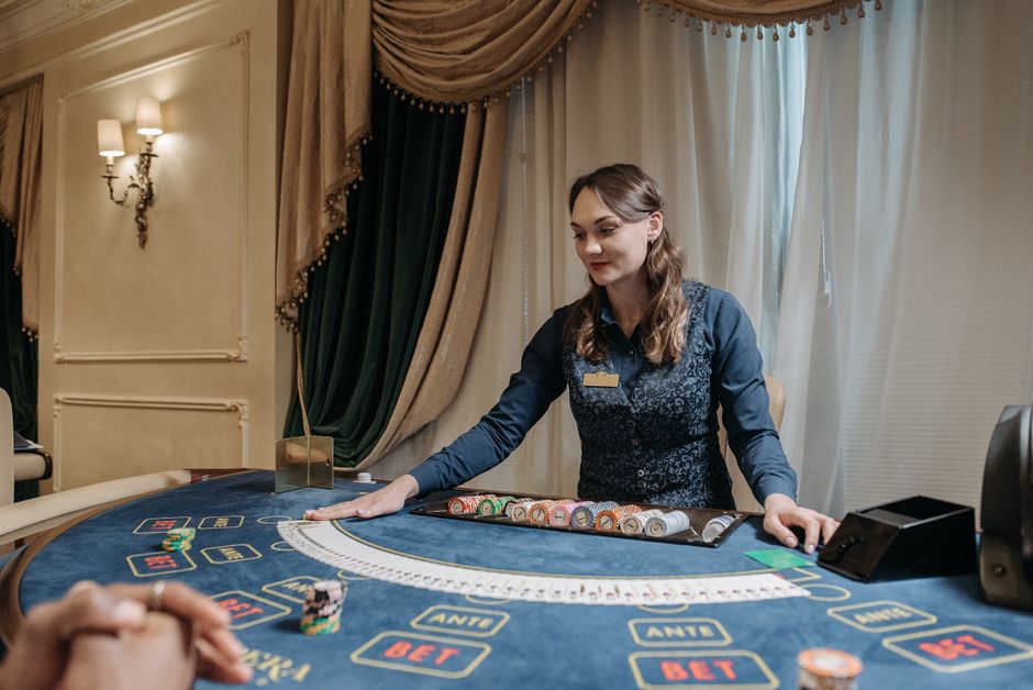 The Real Math Behind Online Slots, Poker, and Sports Betting